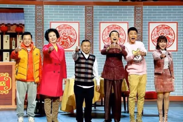 鞏漢林攜子錄製遼寧春晚,64歲賣力演出險摔倒,身型瘦弱走路佝僂
