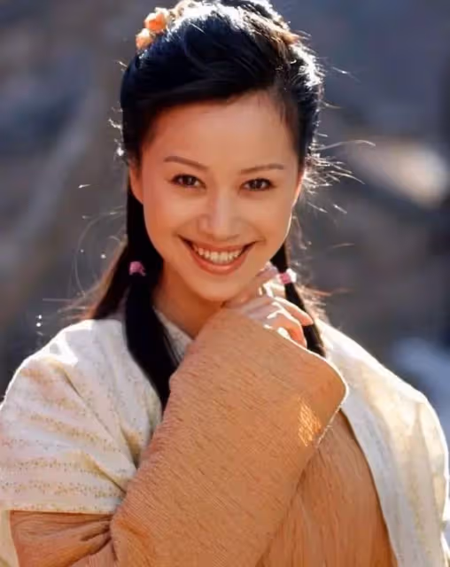 43歲倪虹潔自曝新戀情,男友身份長相曝光,不介意女方曾離婚生子