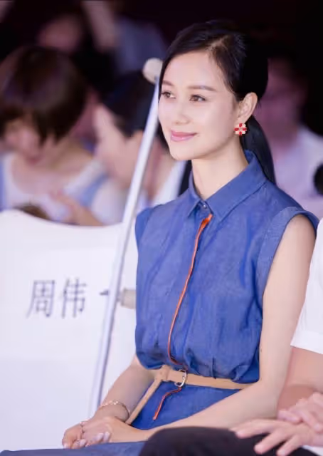 43歲倪虹潔自曝新戀情,男友身份長相曝光,不介意女方曾離婚生子