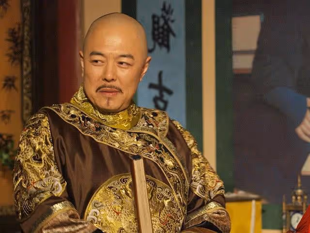 入戲太深!張鐵林自稱皇阿瑪直播賣字,一字售價1688元引爭議
