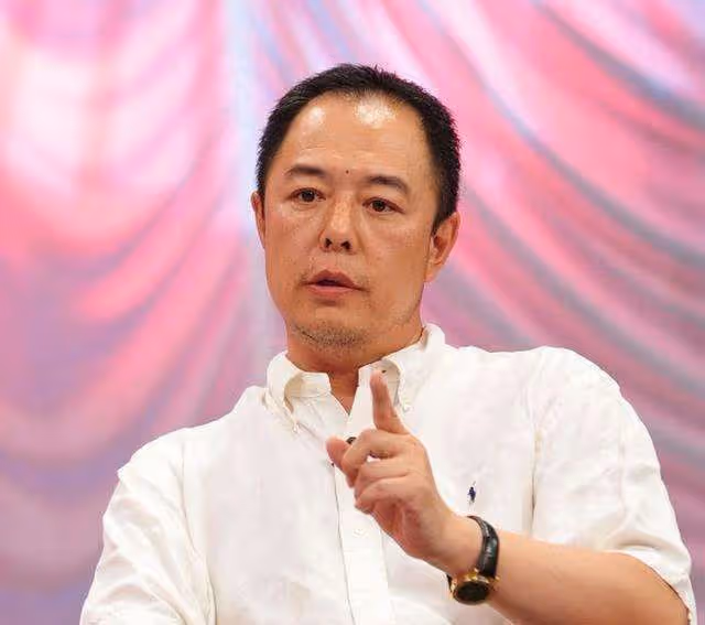 入戲太深!張鐵林自稱皇阿瑪直播賣字,一字售價1688元引爭議