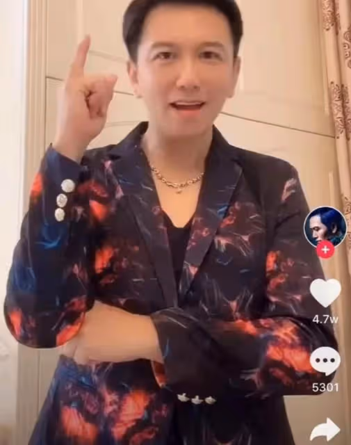 尷尬！香港知名男星溫兆倫直播賣女性用品，認人氣不再：慘過坐牢