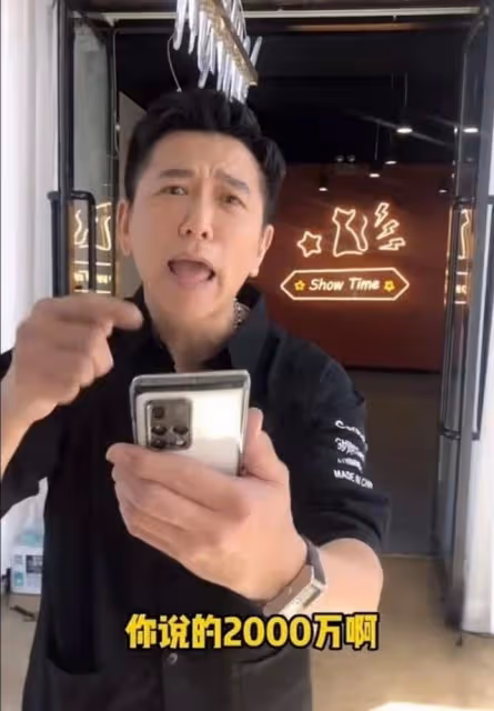 尷尬！香港知名男星溫兆倫直播賣女性用品，認人氣不再：慘過坐牢