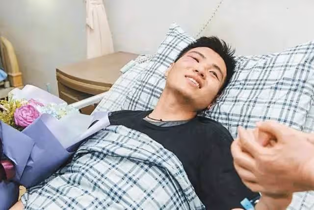 《中國機長》歐豪原型結婚!4年前飛機事故險喪命,娶航醫太幸福