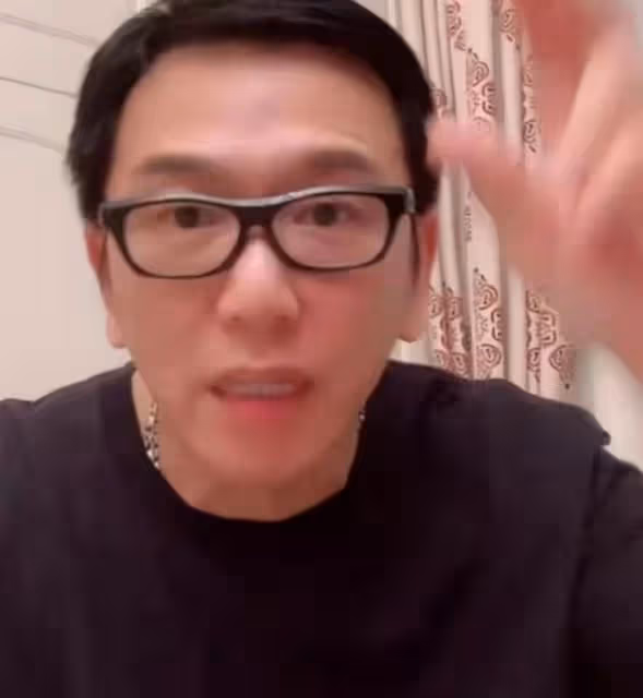 尷尬！香港知名男星溫兆倫直播賣女性用品，認人氣不再：慘過坐牢