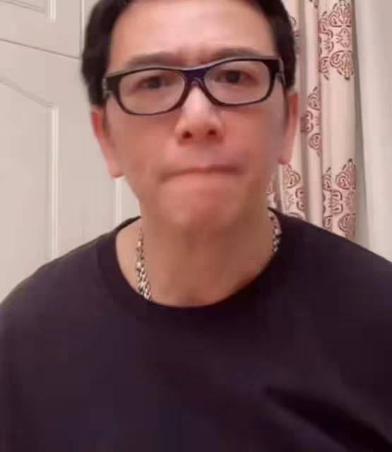 尷尬！香港知名男星溫兆倫直播賣女性用品，認人氣不再：慘過坐牢