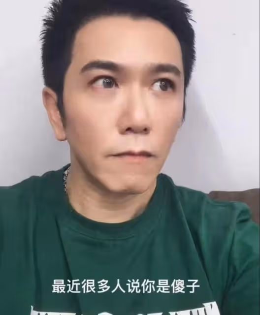尷尬！香港知名男星溫兆倫直播賣女性用品，認人氣不再：慘過坐牢