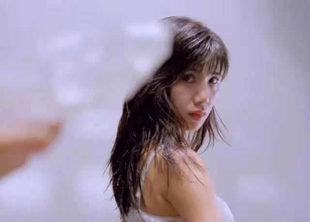 什麼叫媚骨天成?香港女星當中她不是最美的,但她卻是最媚的