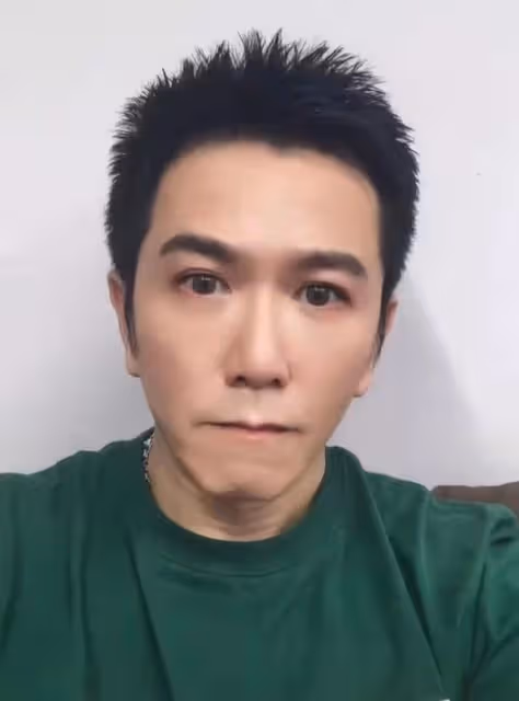 尷尬！香港知名男星溫兆倫直播賣女性用品，認人氣不再：慘過坐牢