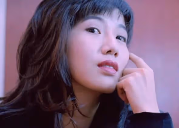 什麼叫媚骨天成?香港女星當中她不是最美的,但她卻是最媚的