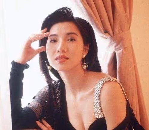 什麼叫媚骨天成?香港女星當中她不是最美的,但她卻是最媚的