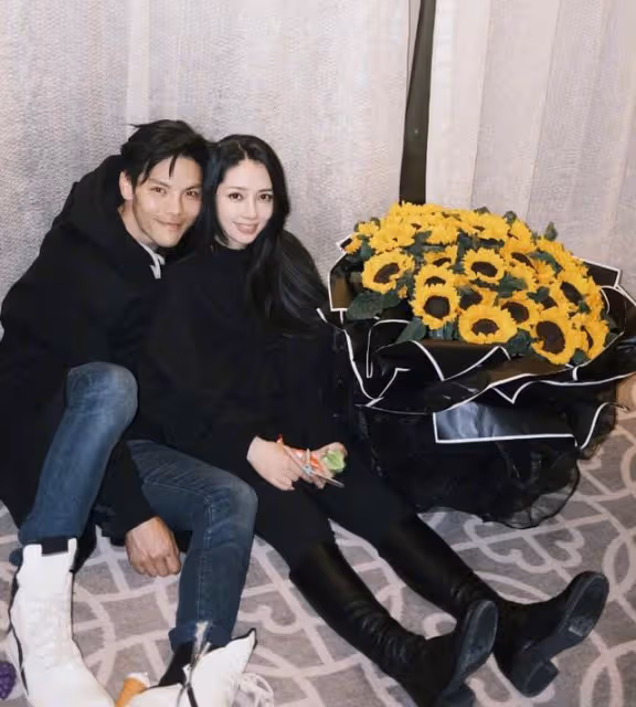 向佐曬祖孫三代全家福,為郭碧婷慶生,小奶黃罕見出鏡萌態十足