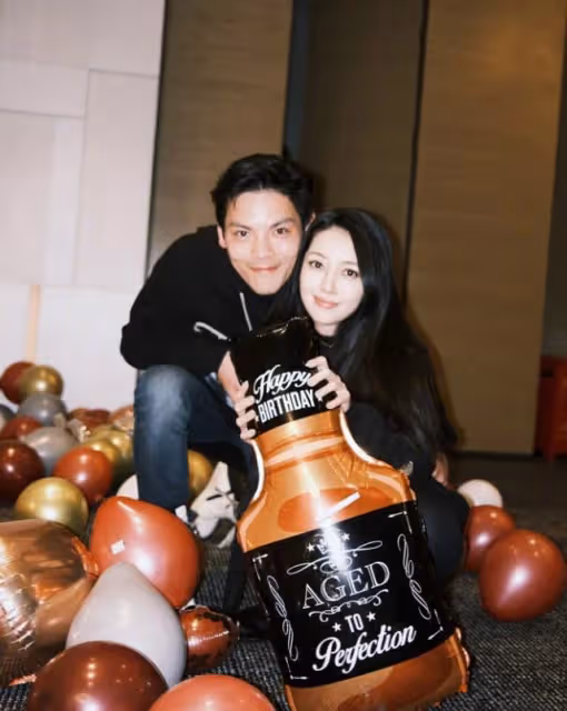 向佐曬祖孫三代全家福,為郭碧婷慶生,小奶黃罕見出鏡萌態十足