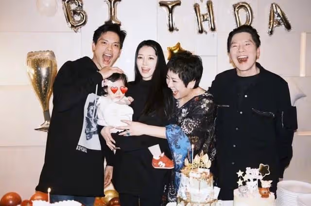 向佐曬祖孫三代全家福,為郭碧婷慶生,小奶黃罕見出鏡萌態十足