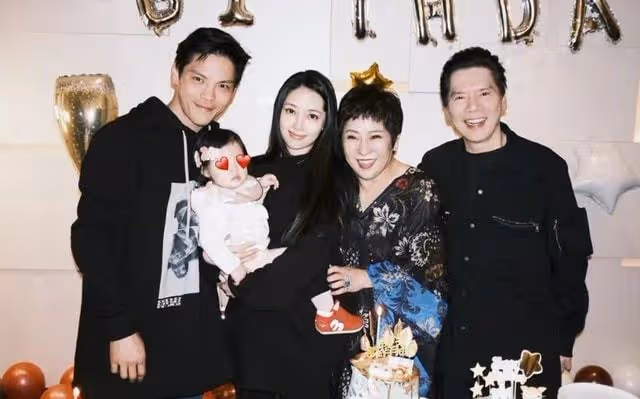 向佐曬祖孫三代全家福,為郭碧婷慶生,小奶黃罕見出鏡萌態十足