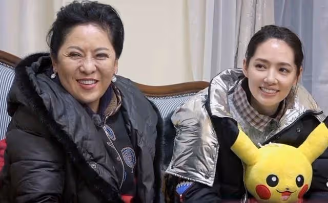 向佐曬祖孫三代全家福,為郭碧婷慶生,小奶黃罕見出鏡萌態十足