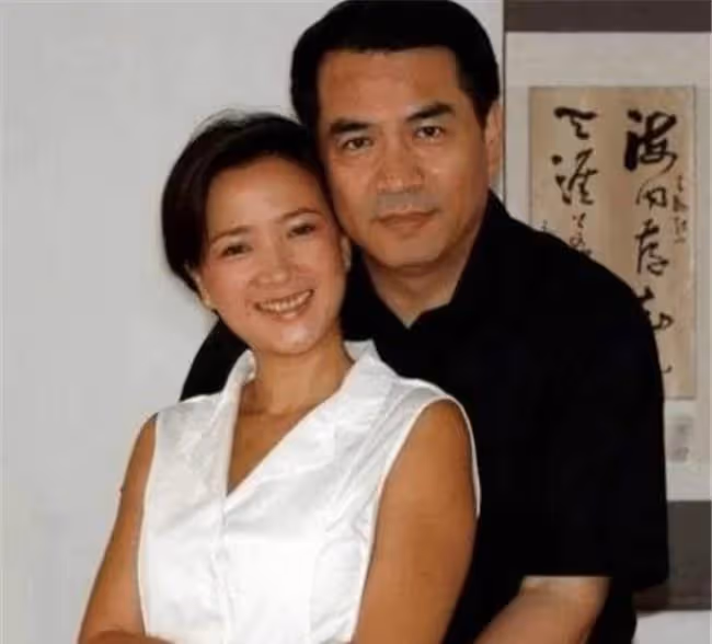 就算背負罵名也要嫁許亞軍，何晴患腦瘤後，陪她的為何卻是廖京生