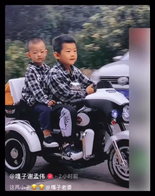 嘎子哥又惹爭議，讓倆娃在馬路上開玩具車，前方十字路口人群密集