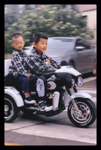 嘎子哥又惹爭議，讓倆娃在馬路上開玩具車，前方十字路口人群密集