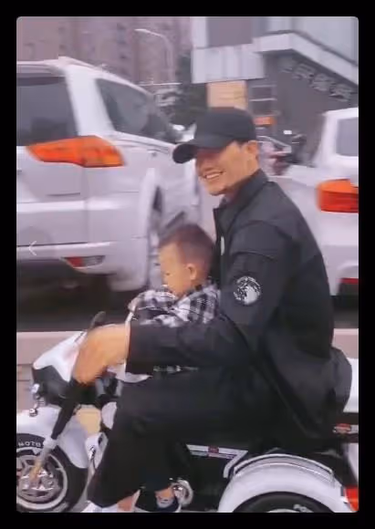 嘎子哥又惹爭議，讓倆娃在馬路上開玩具車，前方十字路口人群密集