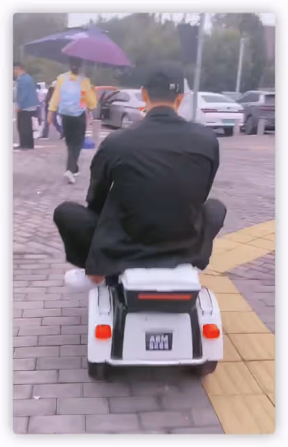 嘎子哥又惹爭議，讓倆娃在馬路上開玩具車，前方十字路口人群密集