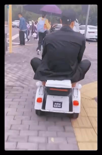 嘎子哥又惹爭議，讓倆娃在馬路上開玩具車，前方十字路口人群密集