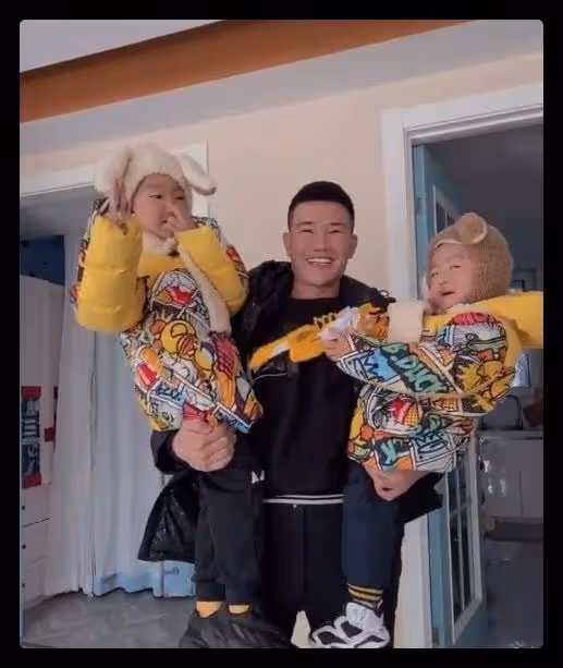 嘎子哥又惹爭議,讓倆娃在馬路上開玩具車,前方十字路口人群密集
