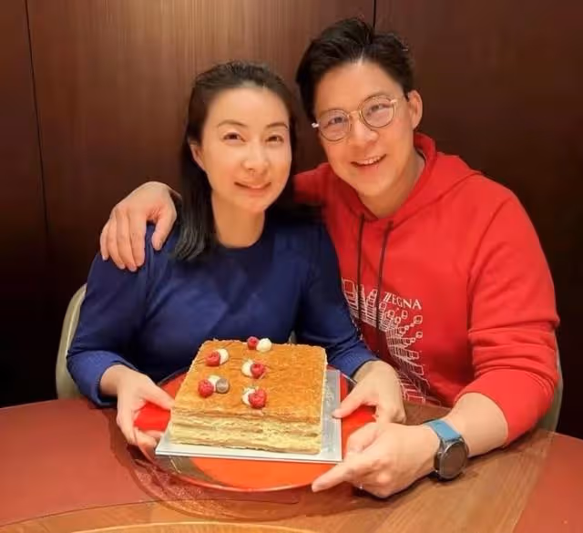 恩愛！霍啟剛郭晶晶手捧蛋糕慶祝結婚九周年，表白愛妻引網友羨慕