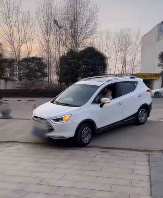 陳亞男曬近況!上班地點裝修華麗,帶員工巡視樣品間老闆范十足
