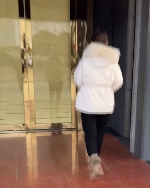 陳亞男曬近況!上班地點裝修華麗,帶員工巡視樣品間老闆范十足