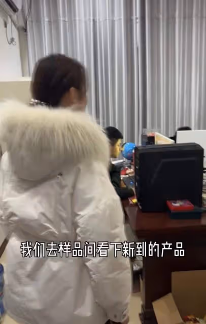 陳亞男曬近況!上班地點裝修華麗,帶員工巡視樣品間老闆范十足