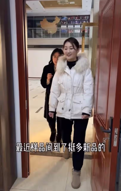 陳亞男曬近況!上班地點裝修華麗,帶員工巡視樣品間老闆范十足
