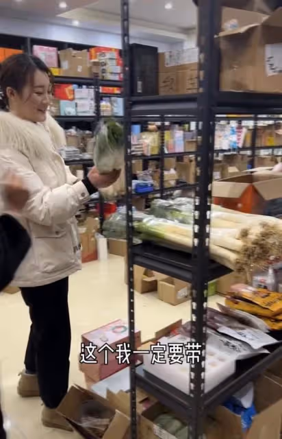 陳亞男曬近況!上班地點裝修華麗,帶員工巡視樣品間老闆范十足