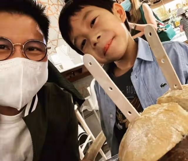 恩愛！霍啟剛郭晶晶手捧蛋糕慶祝結婚九周年，表白愛妻引網友羨慕