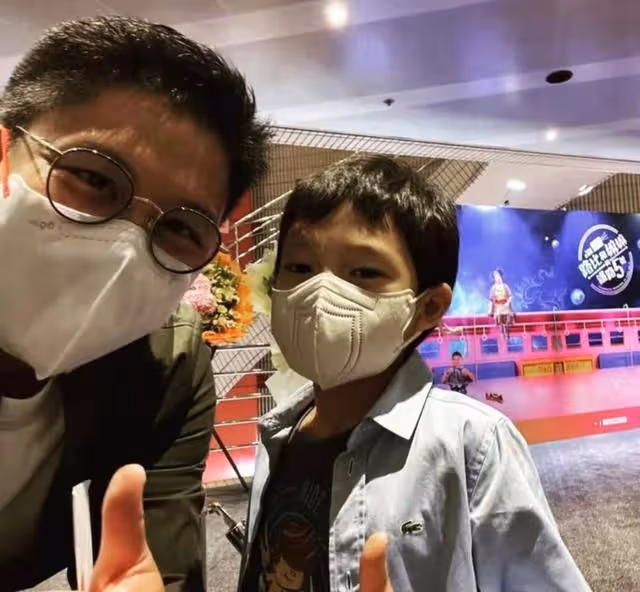 恩愛！霍啟剛郭晶晶手捧蛋糕慶祝結婚九周年，表白愛妻引網友羨慕