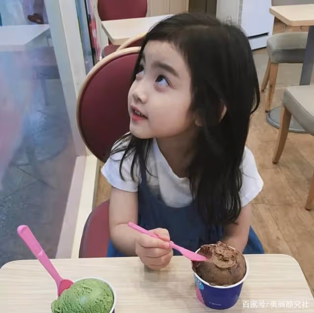 要不是她長得太可愛,觀眾也不至於不接受換演員了吧?