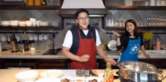 恩愛！霍啟剛郭晶晶手捧蛋糕慶祝結婚九周年，表白愛妻引網友羨慕