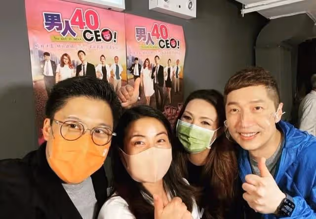 恩愛！霍啟剛郭晶晶手捧蛋糕慶祝結婚九周年，表白愛妻引網友羨慕