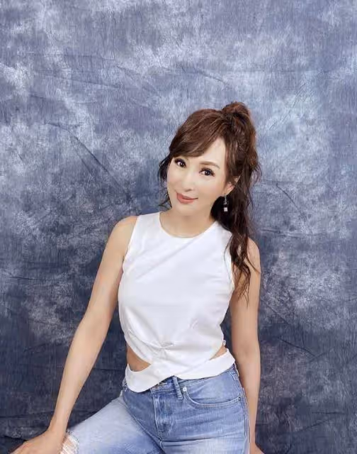 恭喜！56歲亞姐羅霖大子終於畢業，祖孫三代現身畢業禮罕見同框