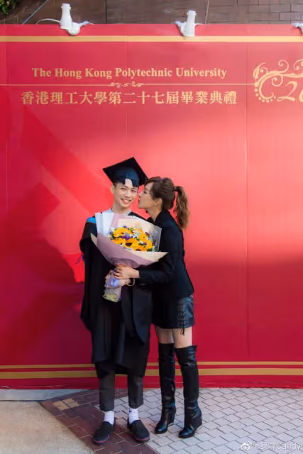 恭喜！56歲亞姐羅霖大子終於畢業，祖孫三代現身畢業禮罕見同框