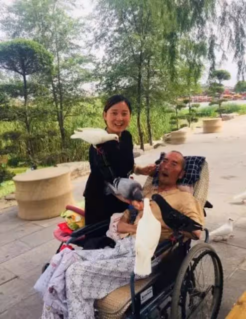 孝順女辭去高薪工作照顧13年「推輪椅帶病父窮遊8年」從不喊苦,親手造私家花園:只要爸爸高興我什麼都願意做