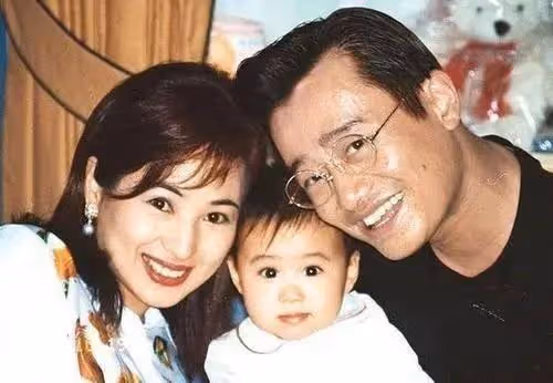恭喜！56歲亞姐羅霖大子終於畢業，祖孫三代現身畢業禮罕見同框