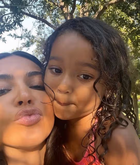 卡戴珊小女兒過4歲生日，金姐曬出溫馨合影，倆母女顏值都太高了
