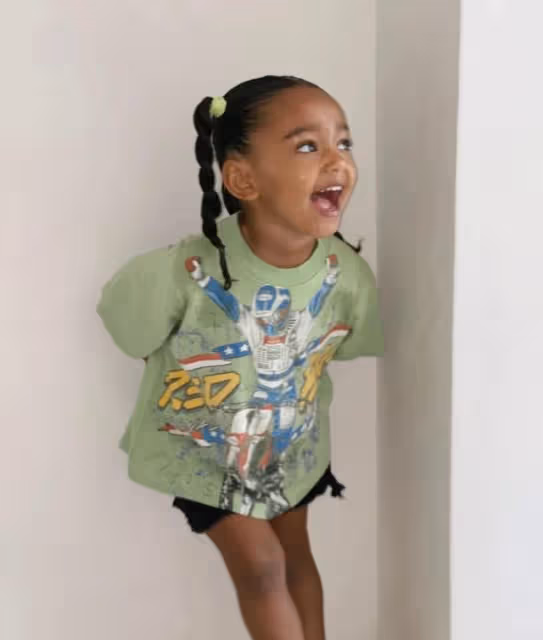 卡戴珊小女兒過4歲生日，金姐曬出溫馨合影，倆母女顏值都太高了