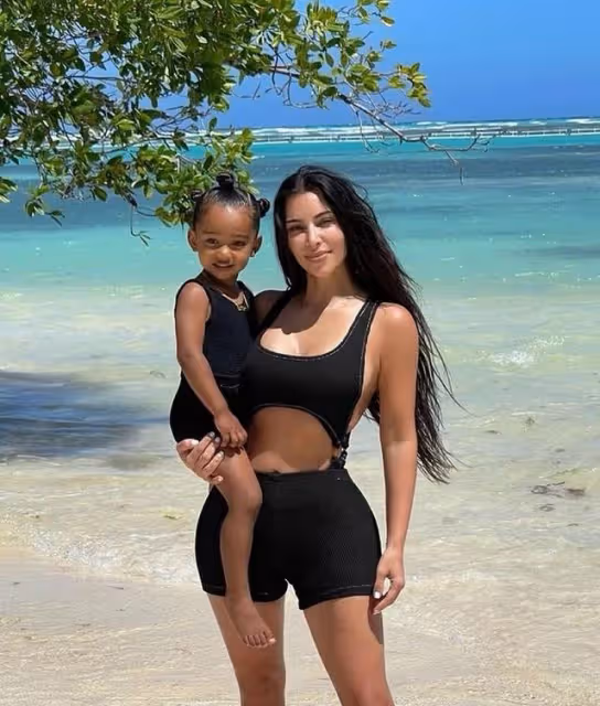 卡戴珊小女兒過4歲生日，金姐曬出溫馨合影，倆母女顏值都太高了