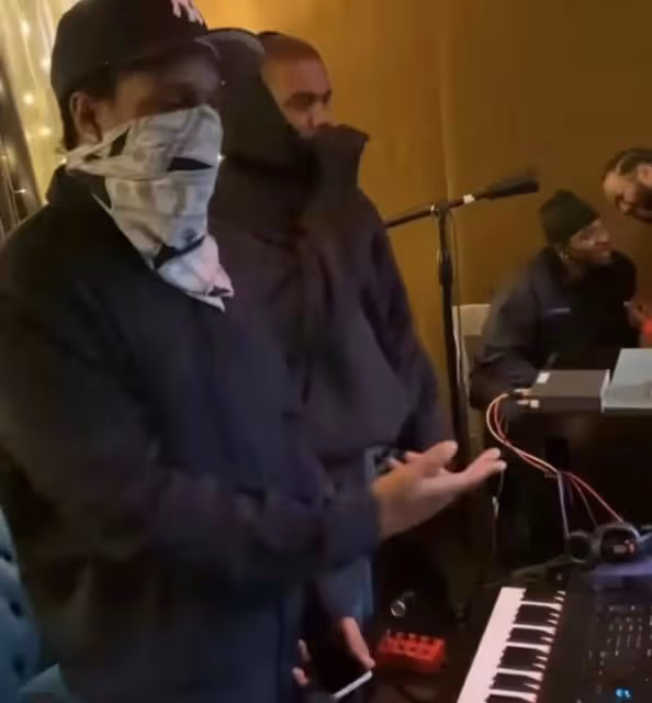 Ye新單曲封面血腥「剝皮猴子」引網友不適，還被做成了施華洛世奇Supreme Bogo？