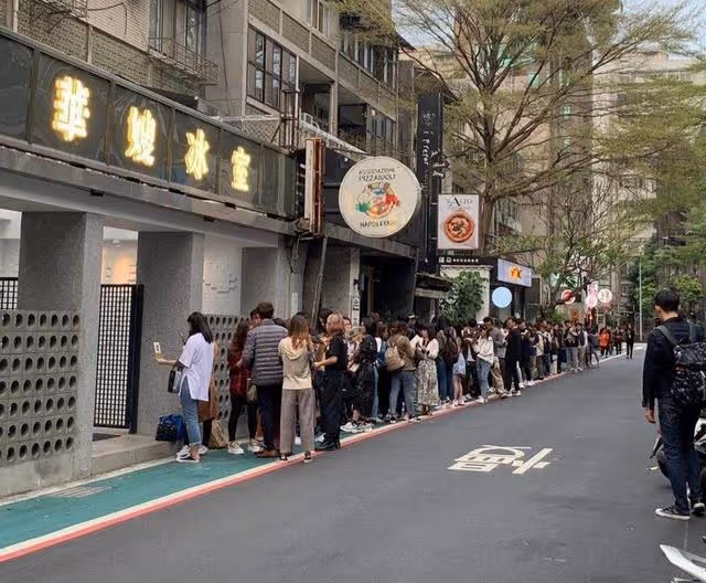 余文樂經營茶餐廳被貼欠單，招牌不復存在，疑似因虧本結業