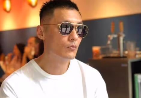 余文樂經營茶餐廳被貼欠單，招牌不復存在，疑似因虧本結業