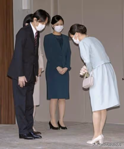 真子公主出嫁的細節,左手戴結婚戒指,亮相走在小室圭前面