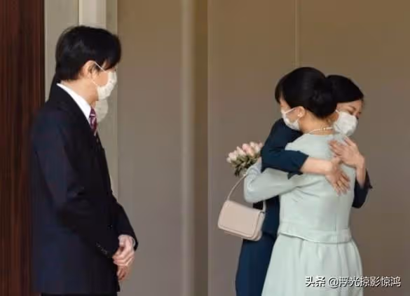真子公主出嫁的細節,左手戴結婚戒指,亮相走在小室圭前面